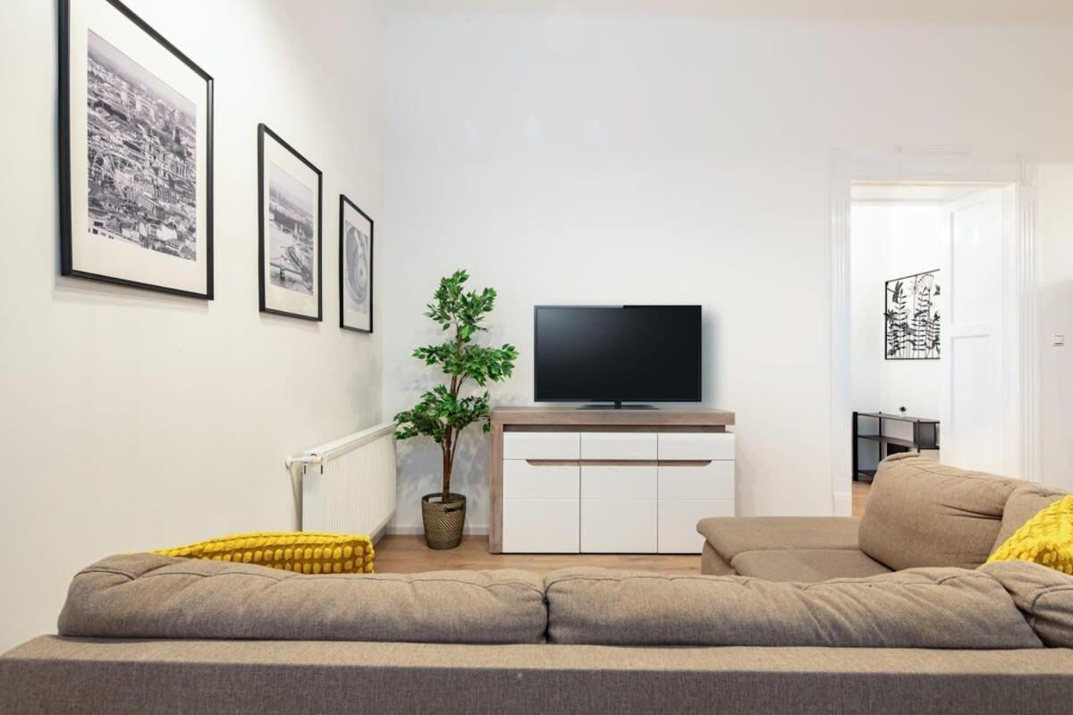 - Large - Modern At River Apartment *