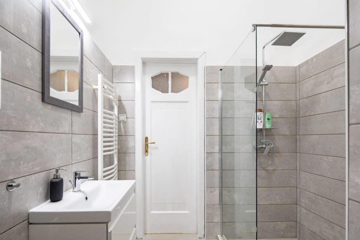 - Large - Modern At River Apartment *