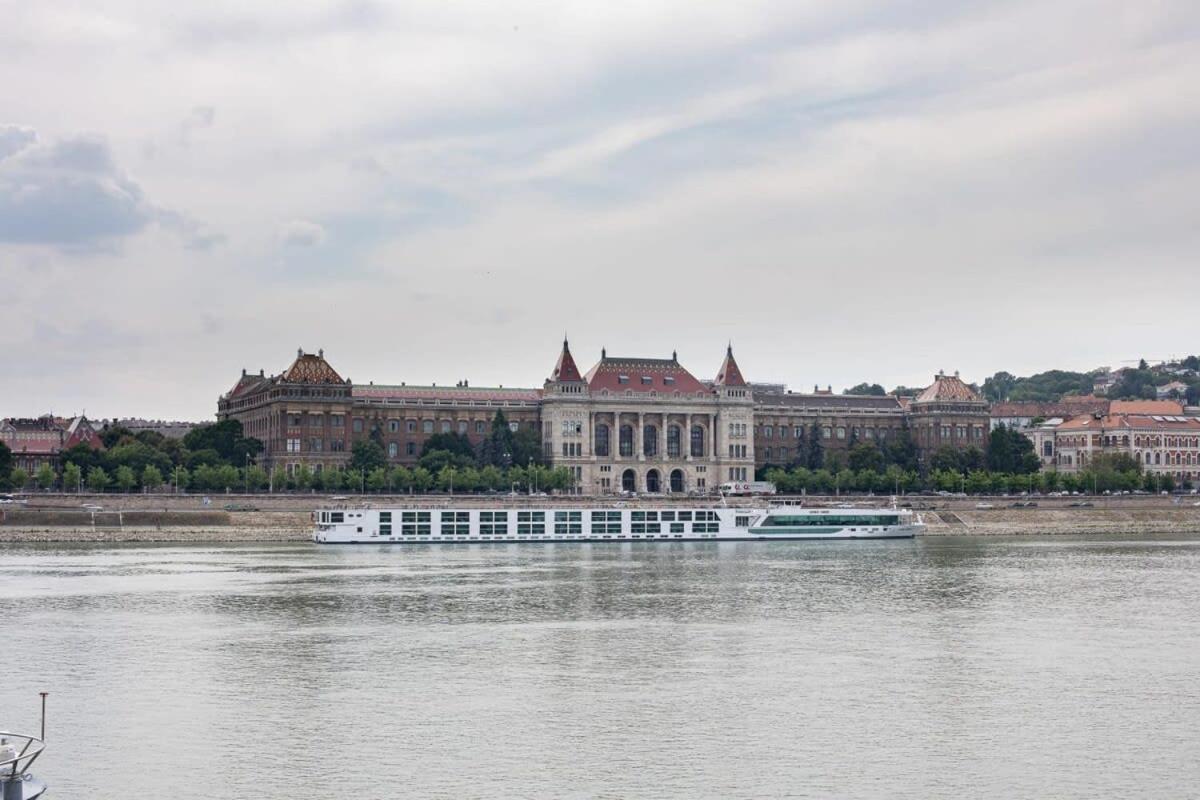 - Large - Modern At River