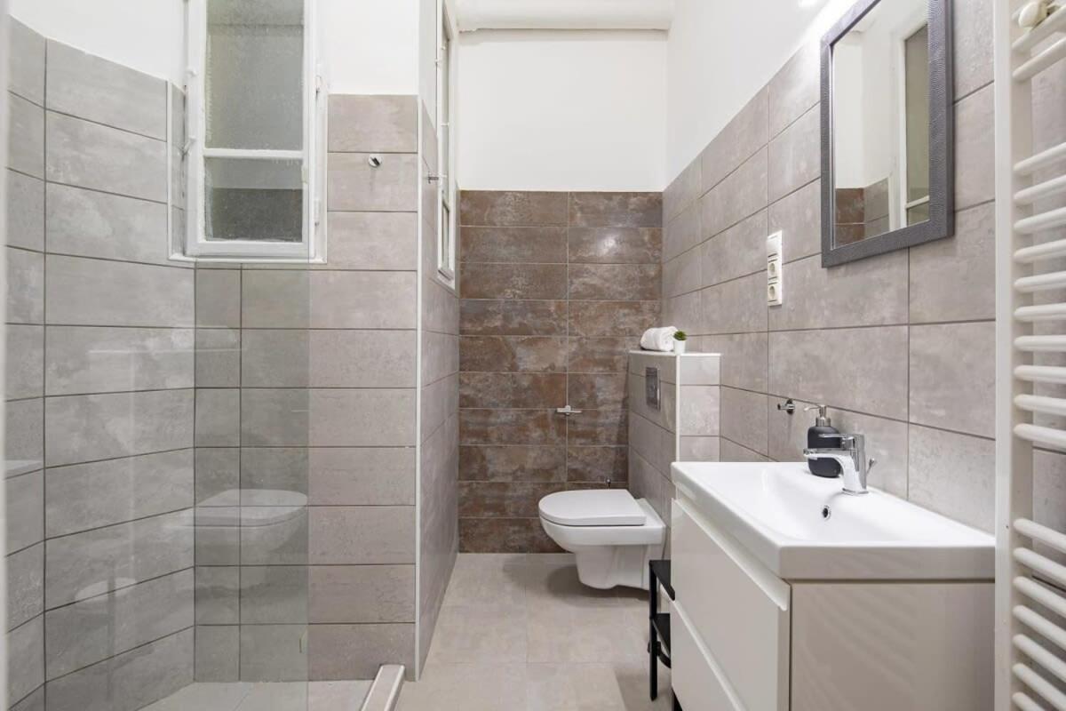 - Large - Modern At River Apartment *