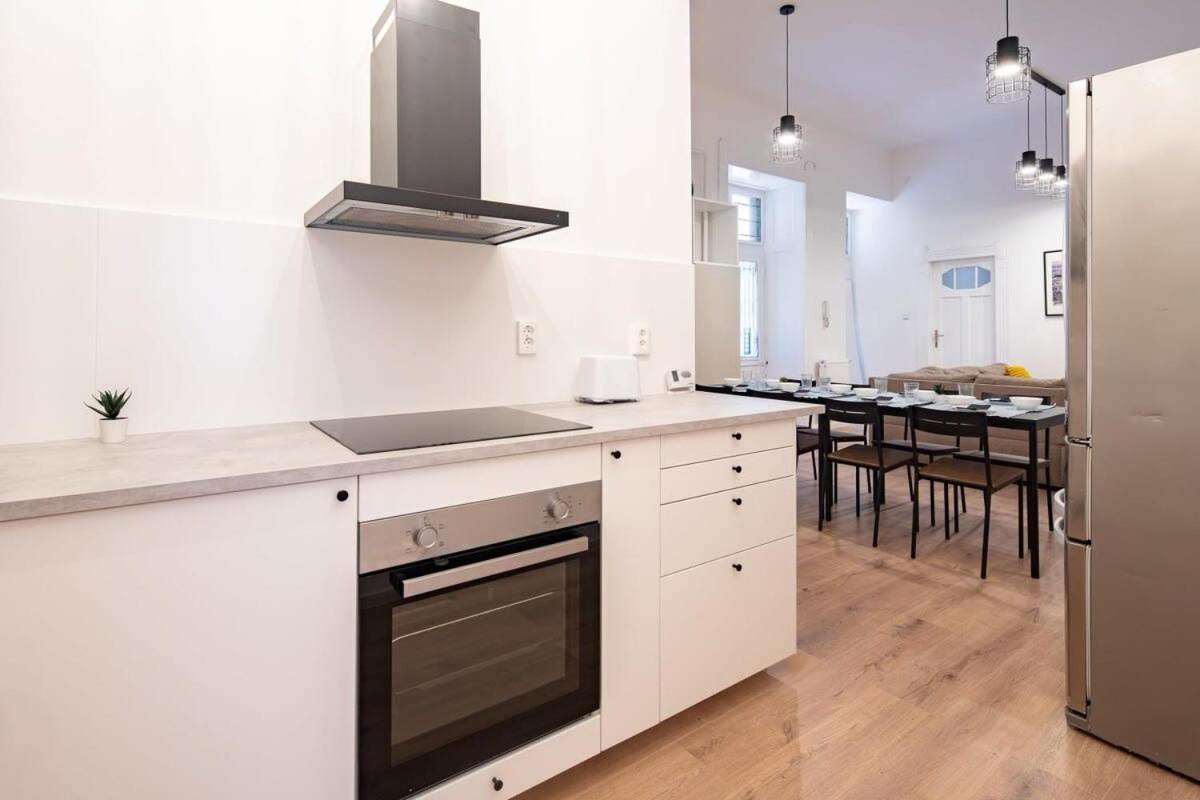 Apartment - Large - Modern At River