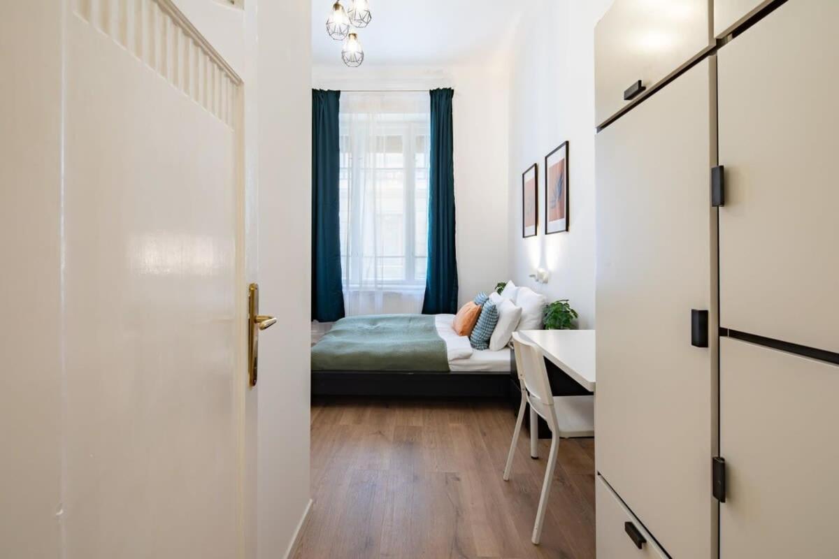 - Large - Modern At River Apartment
