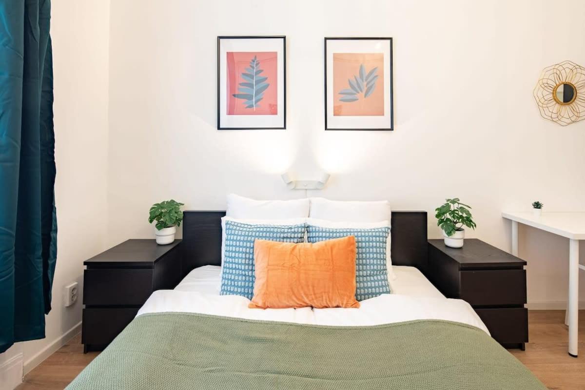 - Large - Modern At River Apartment