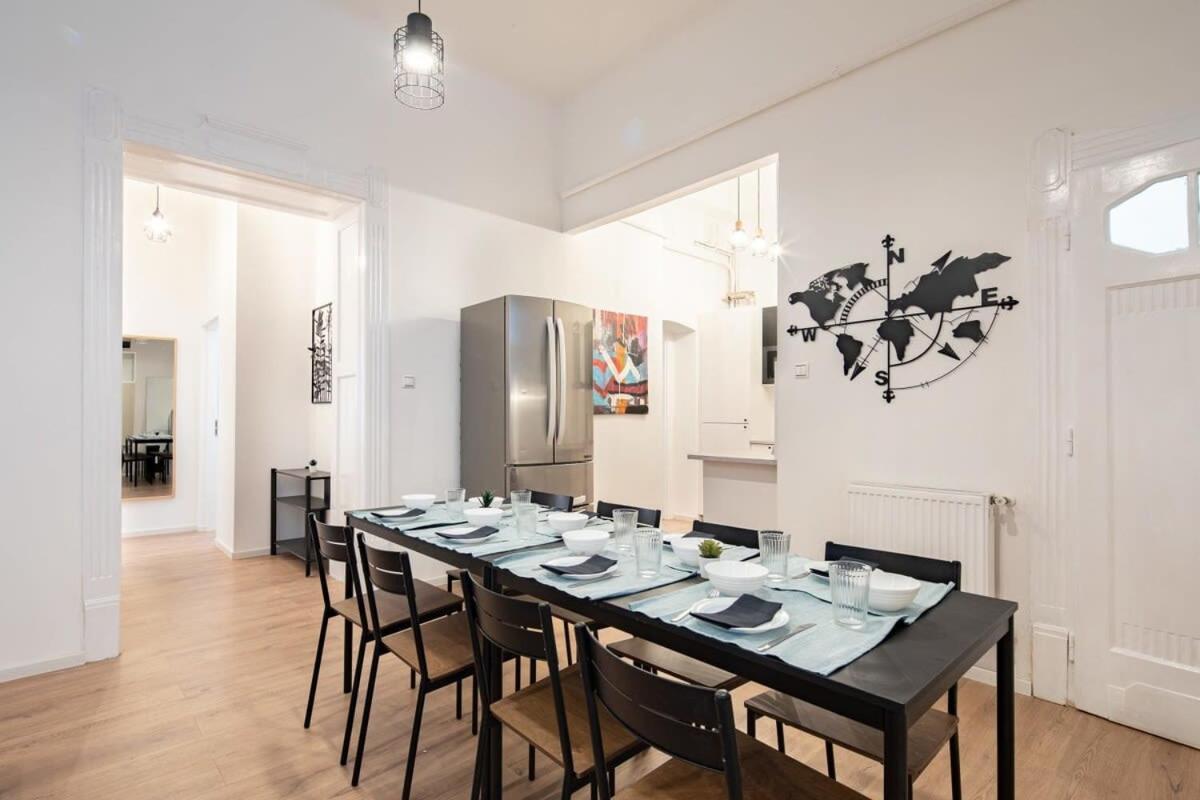 - Large - Modern At River Apartment